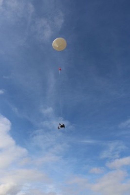 Der Wetterballon auf dem Weg in fast 40 Kilometer Höhe beim Sommerferiencamp 2017 (Foto: FOM)