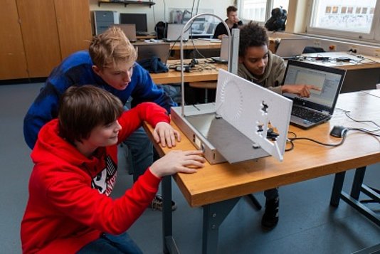 Schüler des Helmholtz-Gymnasiums während des CAD-Kurses bei der Arbeit an einer Styroporschneidemaschine (Foto: FOM/Tim Stender)