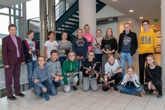 Die diesjährigen Teilnehmerinnen und Teilnehmer des Herbstferiencamps mit ihren selbstgebauten Drohnen. Erstmals waren mehr Mädchen als Jungen bei einem FOM MINT-Feriencamp dabei. (Foto: FOM/Tim Stender)