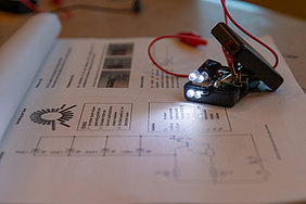 Eine im Technikunterricht gefertigte, bereits funktionstüchtige Taschenlampe | Foto: FOM/Tim Stender