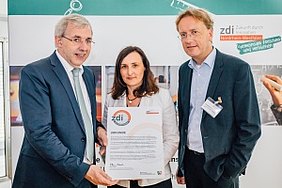 Klaus Kaiser, Parlamentarischer Staatssekretär, überreicht Christoph Hohoff und Anja Krumme das zdi-Qualitätssiegel (Foto: zdi)