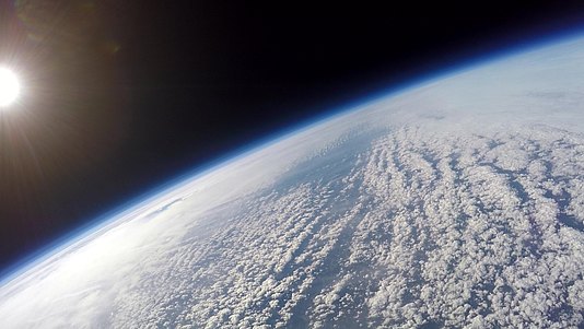 Perspektive der Sonde aus der Stratosphäre auf die Erde (© FOM)