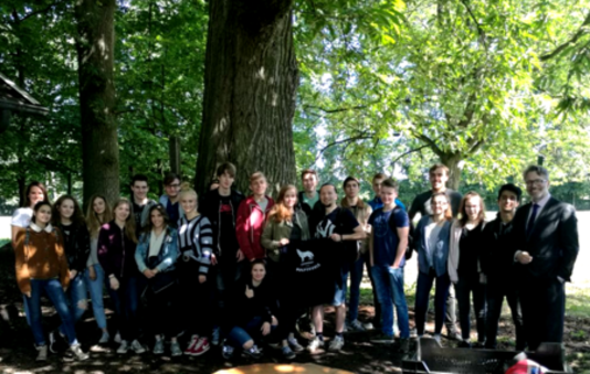 Gruppenfoto mit Dozenten: die Schülerinnen und Schüler auf dem Bioland-Hof Finke.