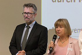 Begrüßten die Teilnehmerinnen und Teilnehmer des 7. MINT-Tages: Prof. Dr. Stefan Heinemann und Brigitte Klöckner-Hartstock (Foto: Tim Stender).