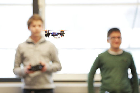 Drohnen bauen und fliegen lassen: Fester Bestandteil des zdi-Feriencamps (Foto: Tom Schulte)