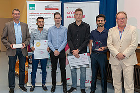 Die Gewinner des GFOS-Innovationsawards 2018 vom Heinz-Nixdorf-Berufskolleg (Foto: FOM/Tim Stender) 