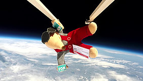 Max, das Maskottchen der Bildungsinitiative KidsgoMINT beim Stratosphärenflug im Rahmen des MINT-Feriencamps (Foto: FOM)